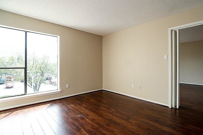 Building Photo - 2818 S Bartell Dr