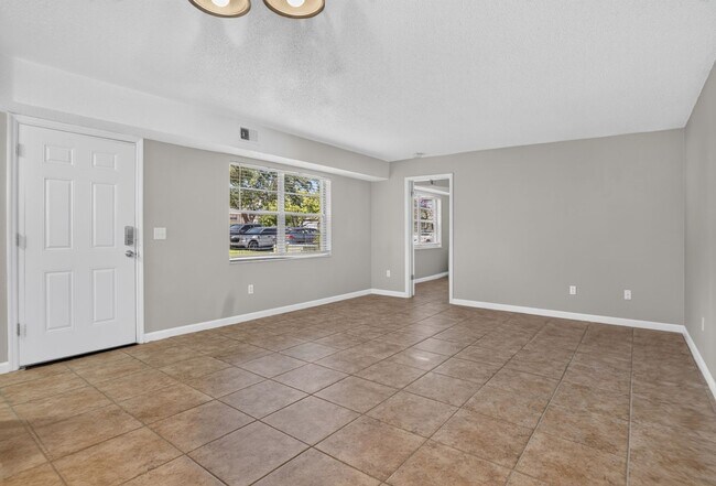 Building Photo - Well appointed 2/2  1st floor condo in beautiful Winter Garden. Available Now!