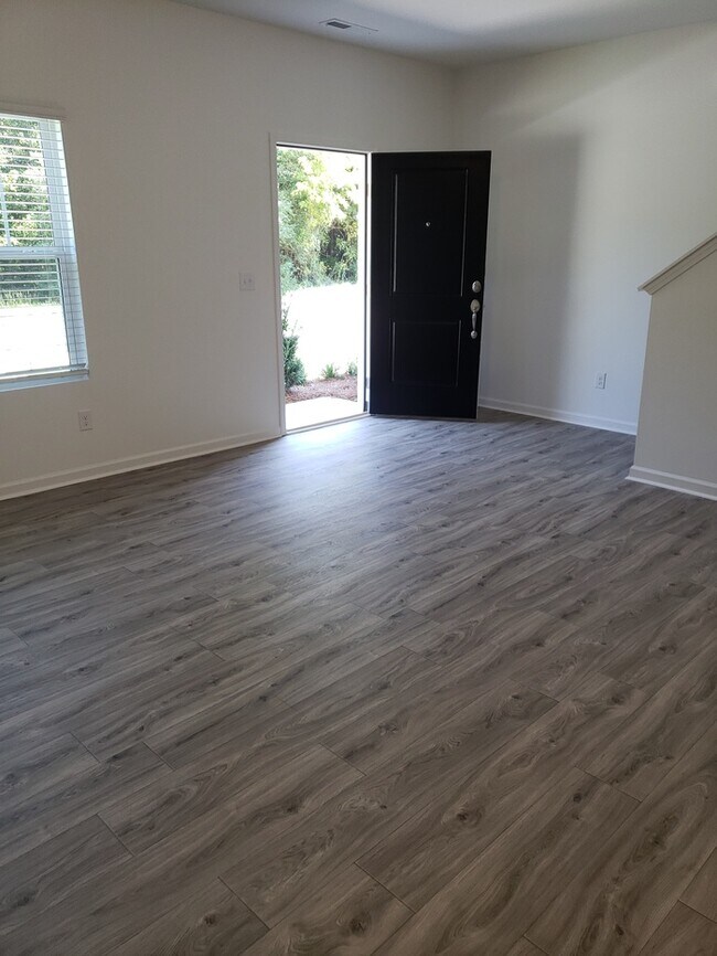 Building Photo - NEW 3 Bedroom Townhome Minutes from Downto...