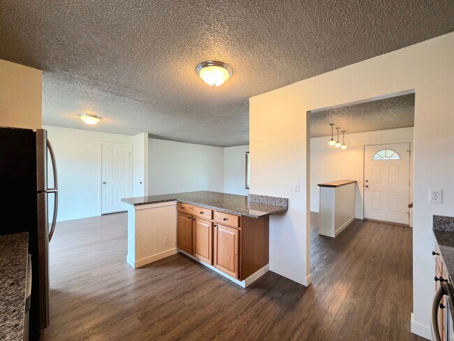 Building Photo - **Charming 3 Bedroom + Bonus, 2.5 Bath House for Rent in Desirable East Wenatchee**