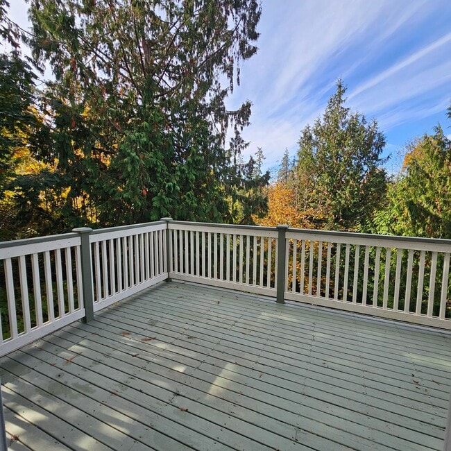 Building Photo - Bright and Stunning 2-Story Home with Dayl...