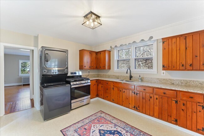 Building Photo - 825 Creek Rd