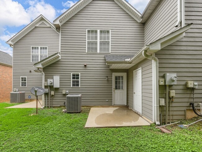 Building Photo - Freshly Renovated 2 BR, 2.5 BA Townhome Ce...