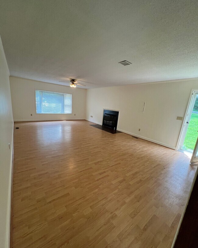 Building Photo - 1521 Cedar Ln