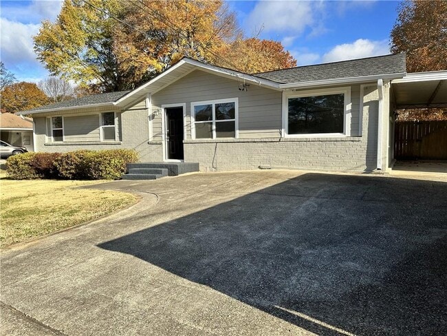Building Photo - 503 Concord Woods Dr SE