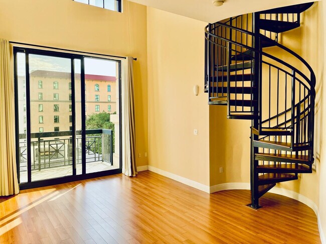 Building Photo - 801 S Olive Ave