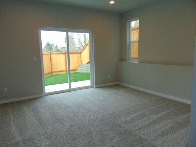 Building Photo - Beautiful 4 Bedroom Contemporary Luxury Ho...