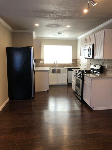 Designer kitchen with granite countertops! - 5614 W 3rd St