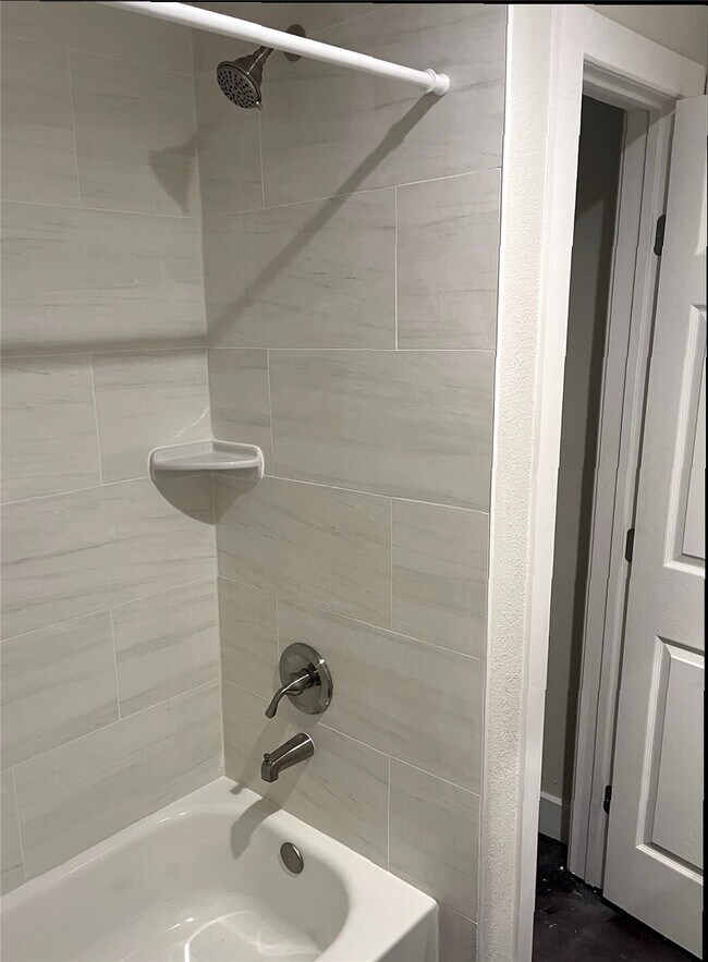 Building Photo - 618 E 40th St