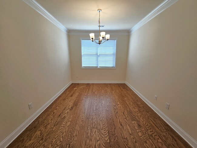 Building Photo - 558 Castleby Dr