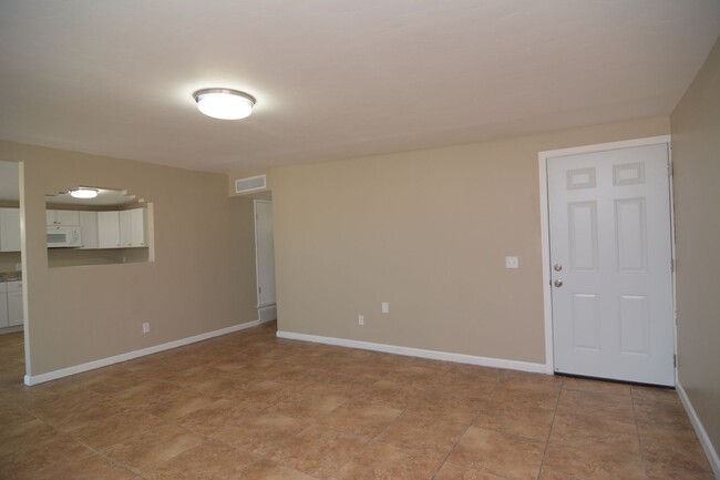 Building Photo - Remodeled 3 Bedroom 2 Bath House! South Tu...