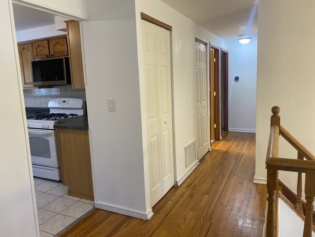 Building Photo - 709 S Salem Dr