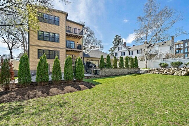 Building Photo - 144 Linden St