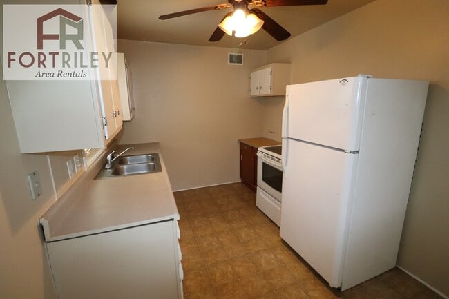 Building Photo - Spacious rental home!