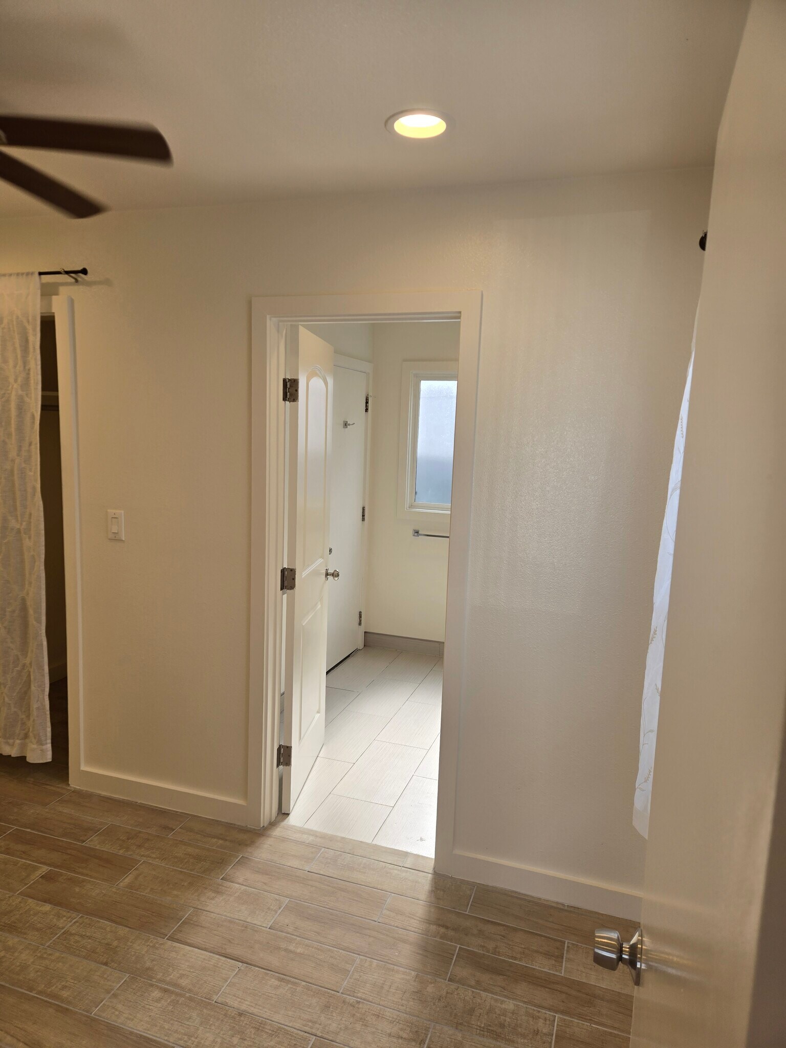 Building Photo - 2118 W 57th St