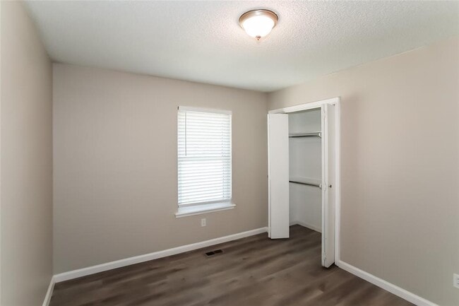 Building Photo - 916 Clear Creek