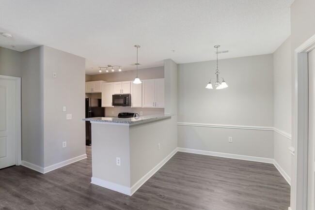 Building Photo - 2 Bedroom 2nd floor Castanza Available in ...
