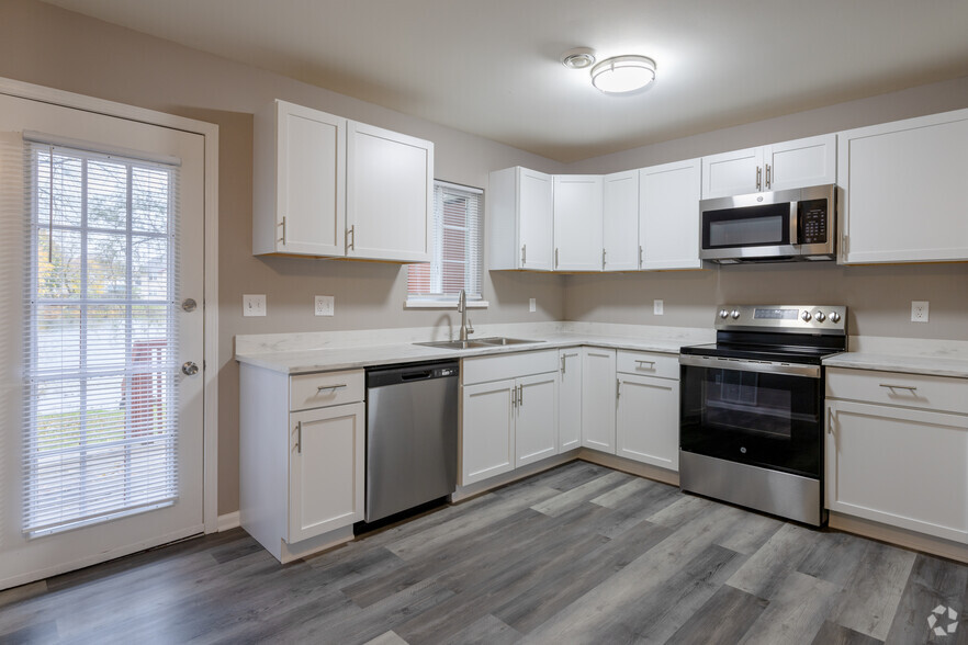 2BR, 1.5BA - 1,200SF - Kitchen - Bristol Cove Apartments LLC