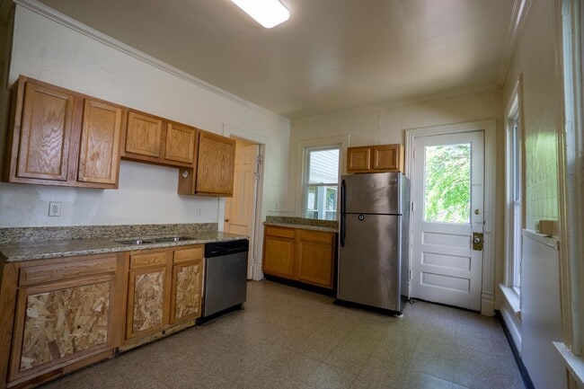 Building Photo - AVAIL 6/1/26 - Charming 5 bedroom Home wit...