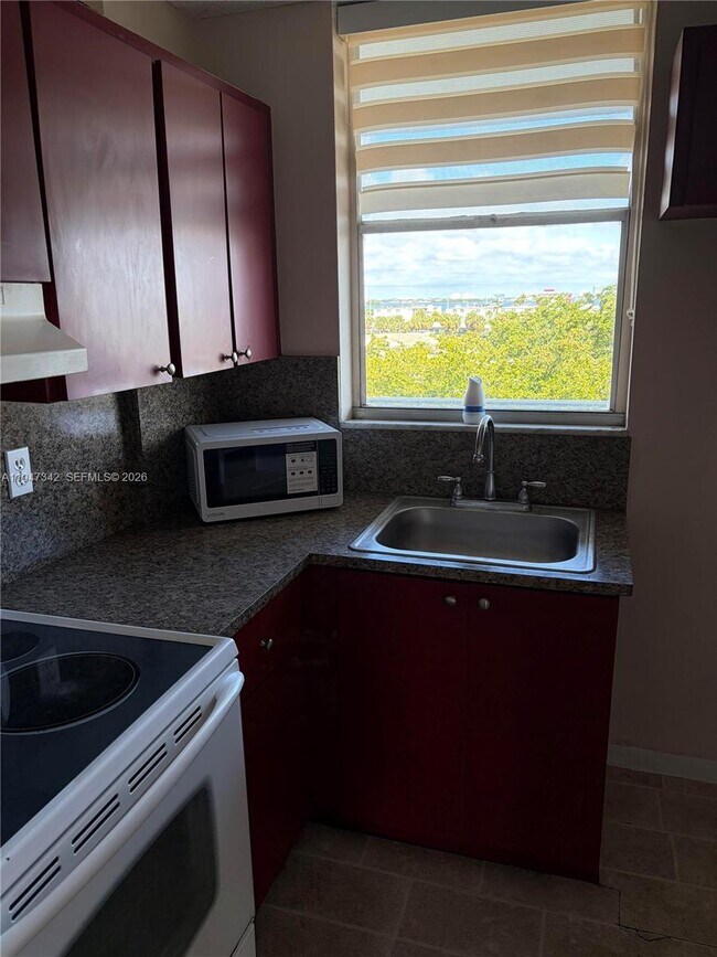 Building Photo - 1801 S Treasure Dr