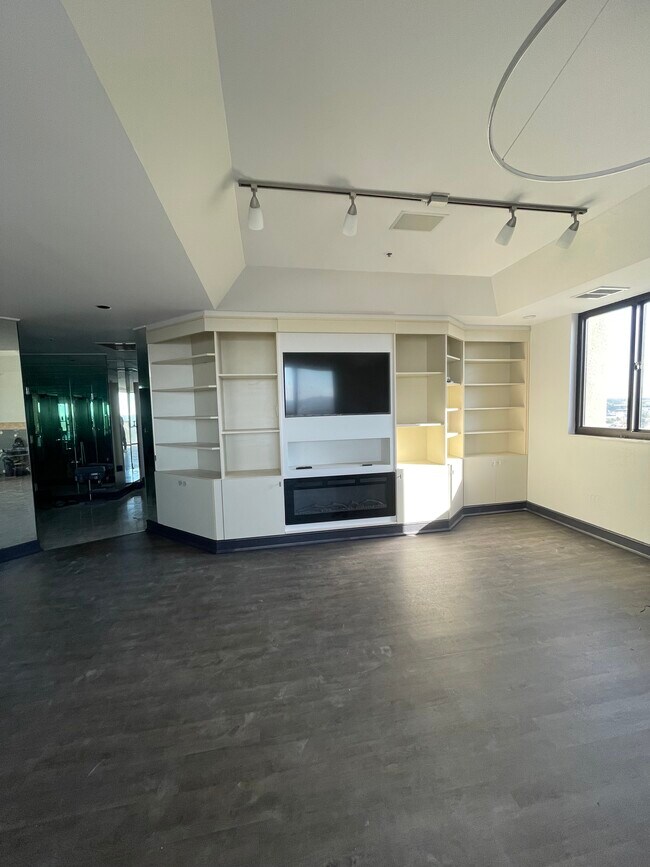 Building Photo - 350 S John Q Hammons Pky