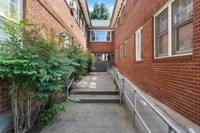Building Photo - Bright 1 Bed condo in Kerns Neighborhood o...