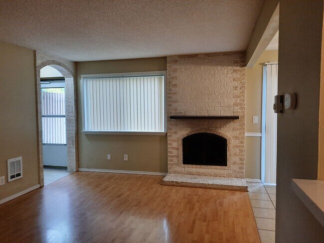 Building Photo - Steilacoom Gardens (HOA), 2 bedroom, 1 bath Townhome Style Condo. $300 off of the 1st full month ...