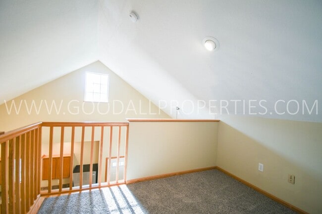 Building Photo - 3 Bedroom 2.5 Bathroom end unit home in Urbandale!!!