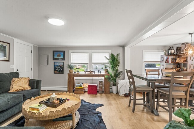 Building Photo - 15 Hawthorne Rd