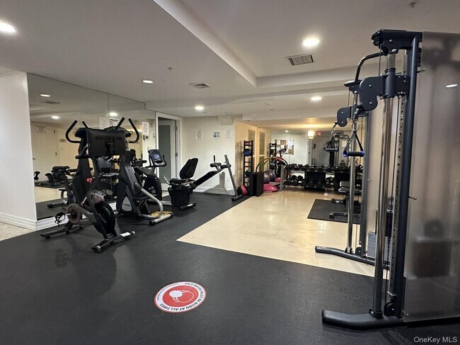 Building Photo - 64-05 Yellowstone Blvd