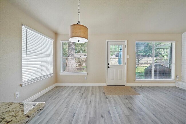 Building Photo - 2911 Parkwood Manor Dr
