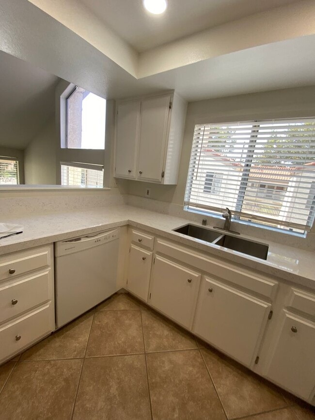 Building Photo - 1 bed, 1 bath Sycamore Villas Condo