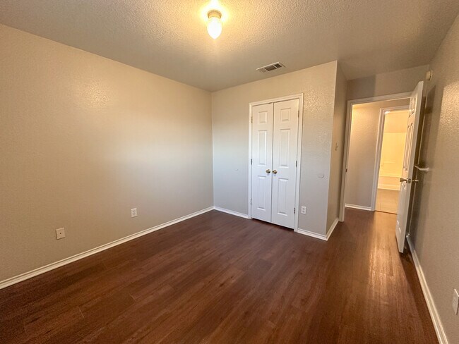 Building Photo - 2701 Littlepine Dr