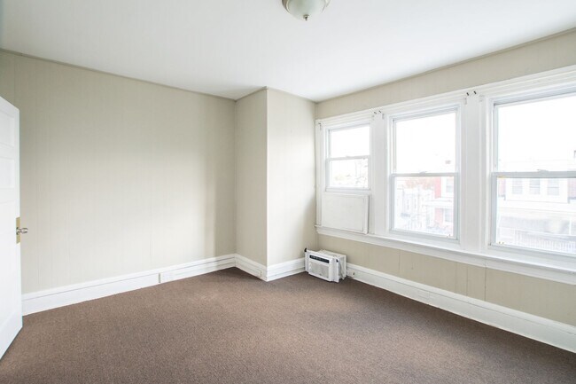Building Photo - LaSalle Home with Three Bedrooms and Den