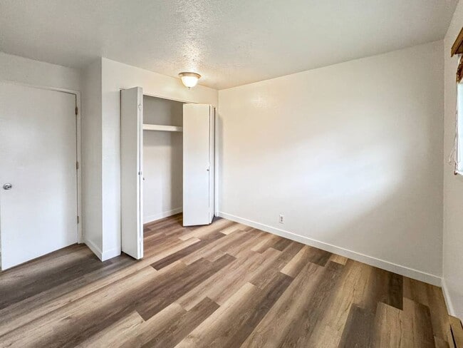 Building Photo - 2 Bedroom Condo For Rent - 3 Month Lease