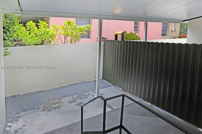 Building Photo - 995 SW 14th Ave