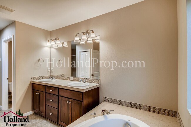 Building Photo - Stunning 3 Bedroom 2.5 Bathroom Home with ...