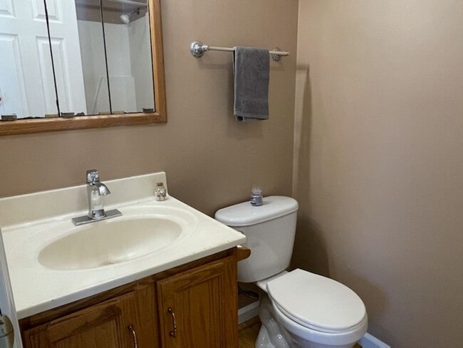 Building Photo - Pun-believable Deal: Stunning 3 Bed/1 Bath...