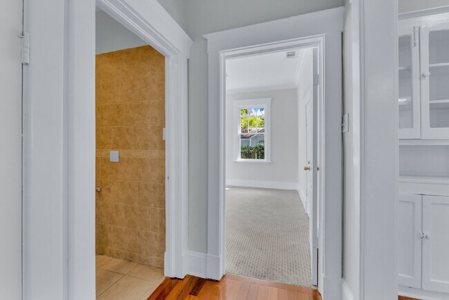 Building Photo - Cozy craftsman bungalow on Seiler Ave