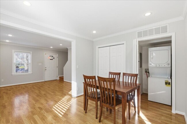 Building Photo - 403 S Veitch St