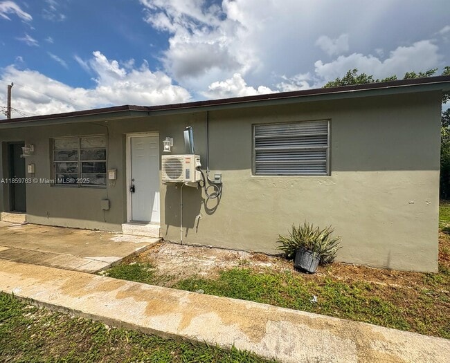 Primary Photo - 1121 NW 11th St