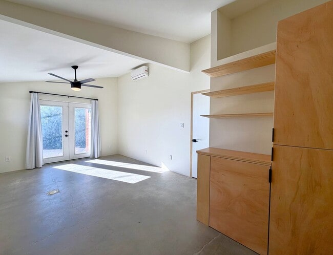 Building Photo - AVAILABLE NOW!! 2 Bedroom 1 Bathroom House in Cathedral City!