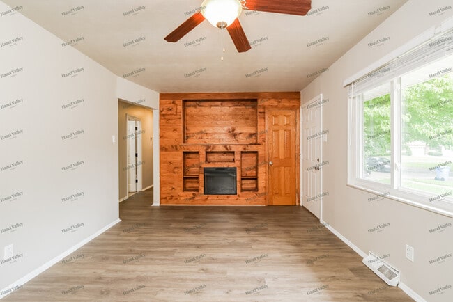 Building Photo - 1825 Violet Dr