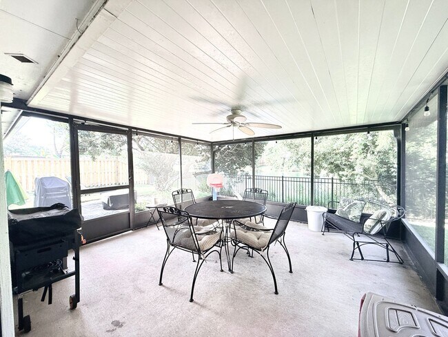 Building Photo - Stylish 4BR Home Minutes from Everything