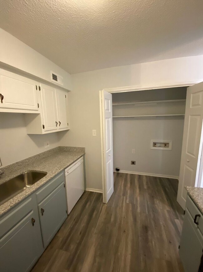 Building Photo - Ivy Street Duplex