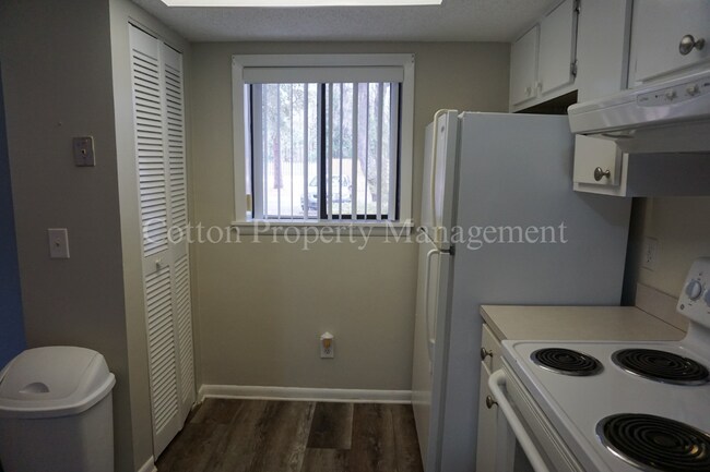 Building Photo - 2BR/2BA Condo - Great Location in Midtown Wilmington on Holly Tree / $1,199 /month Includes Water...
