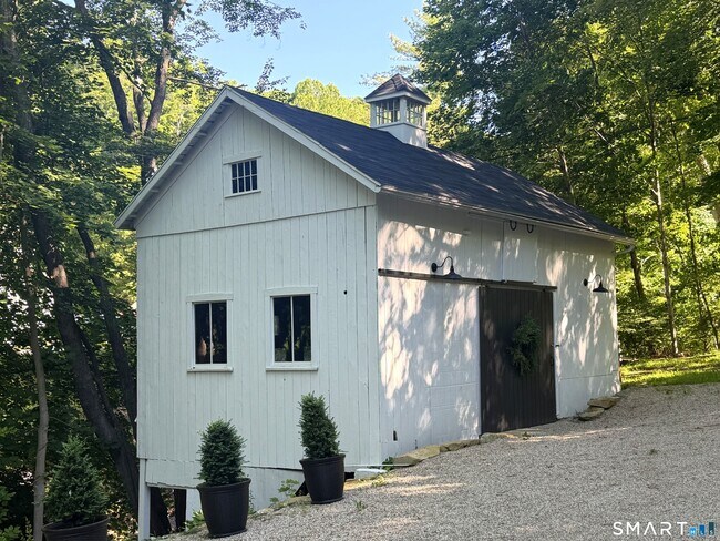 Building Photo - 25 E Shore Rd