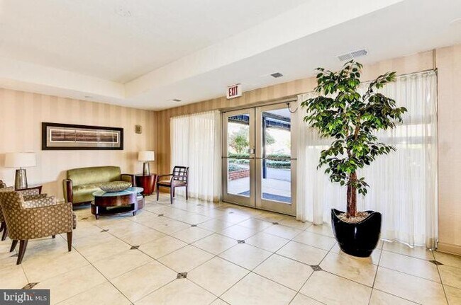 Building Photo - 4800 Chevy Chase Dr