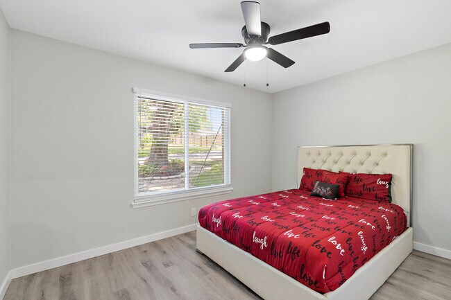 Building Photo - 3400 Laguna Dr