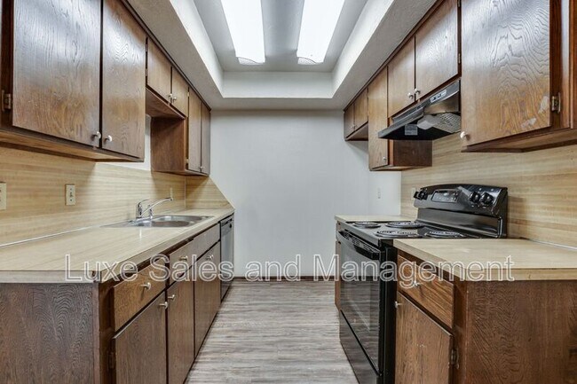 Building Photo - 6004 Paramount Dr